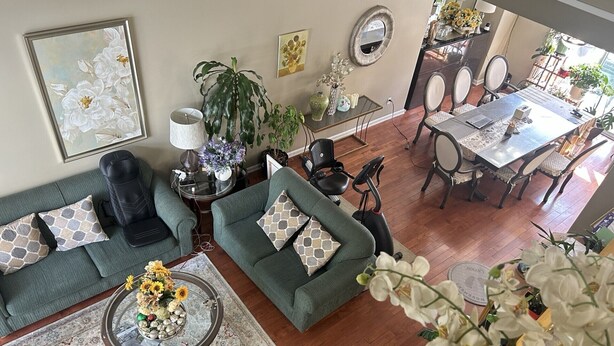Un espacio habitable amplio con un sofá, una mesa baja y una mesa de comedor.