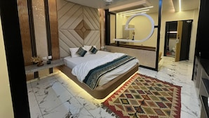 Una camera da letto moderna con un letto, una ventola a soffitto, un comodino, uno specchio e un tappeto a motivi.