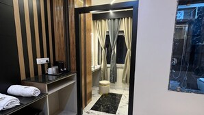 Un bagno moderno con lavabo, portasci e zona doccia.