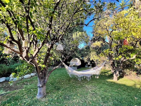 Property grounds. Romantic 2-bedroom LA Retreat • Garden Oasis • Near Silver Lake