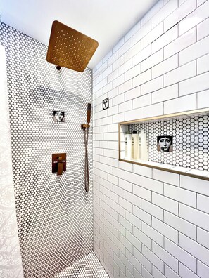Secador de cabelo, toalhas de banho, sabonete, papel higiênico
