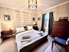 2 bedrooms, iron/ironing board, internet, bed sheets