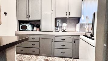 Microondas, horno, placa de cocina