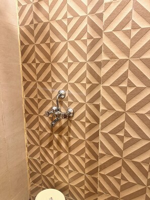 Shower, towels - Hotel R.K. Palace near Banke Bihari Temple (Vrindavan)