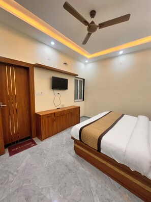 Deluxe Double or Twin Room | Soundproofing, bed sheets - Hotel R.K. Palace near Banke Bihari Temple (Vrindavan)