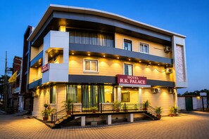 Soundproofing, bed sheets - Hotel R.K. Palace near Banke Bihari Temple (Vrindavan)