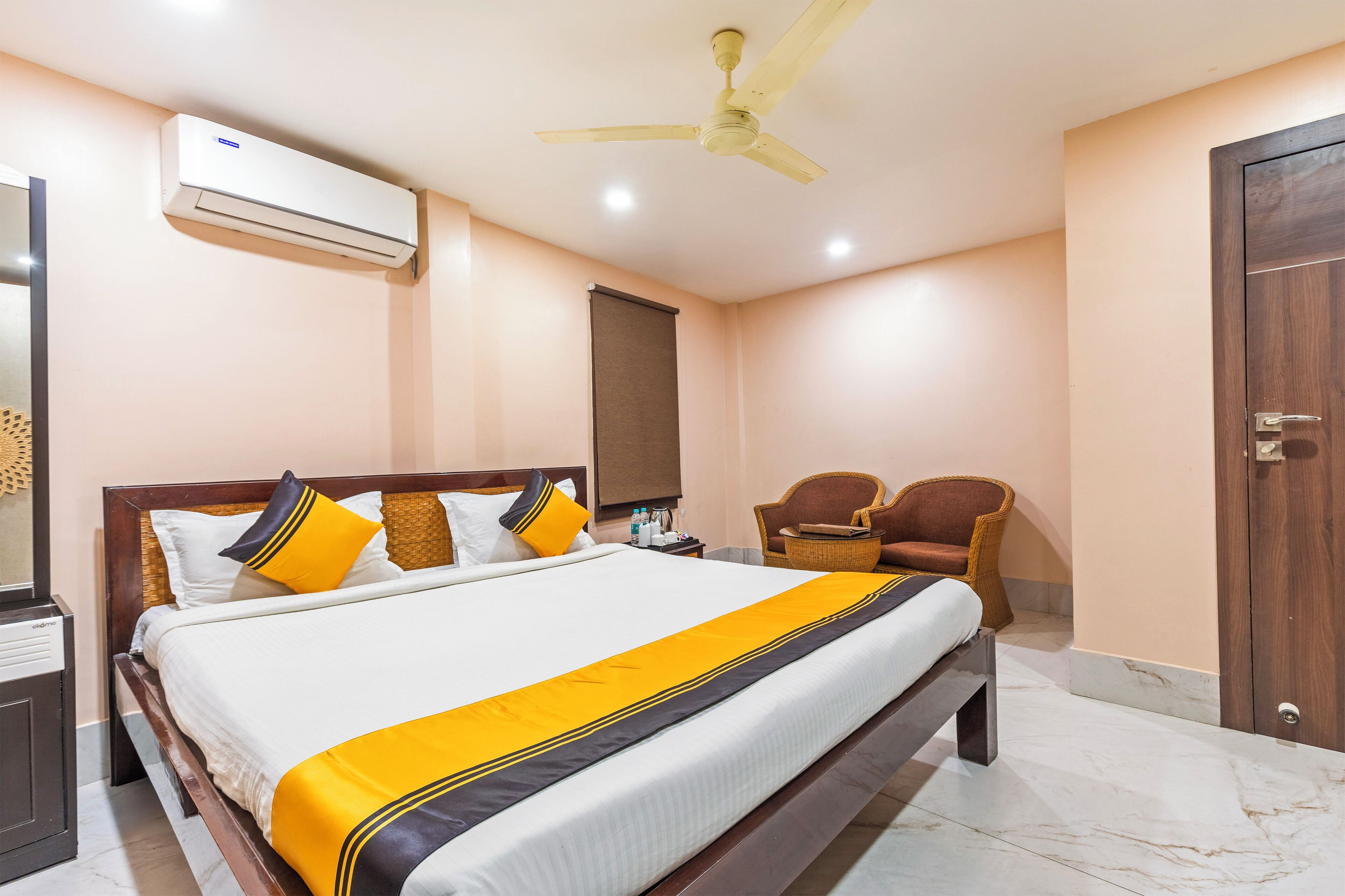 Deluxe Double Room | Desk