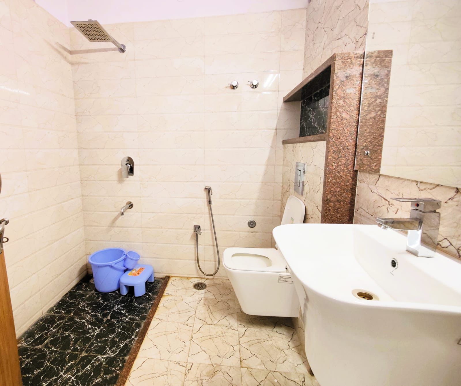 Meja kerja dan Wi-Fi gratis