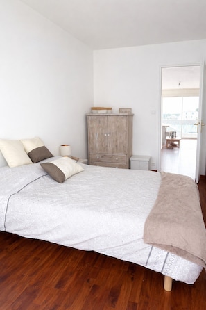 2 slaapkamers, een strijkplank/strijkijzer, gratis wifi, beddengoed