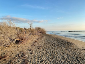 Vlak bij het strand, ligstoelen