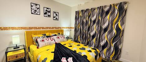 5 habitaciones, escritorio y tabla de planchar con plancha