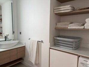 Shower, hair dryer, towels, toilet paper - Superb upscale villa in Grand Baie in a gated community (Grand Baie)