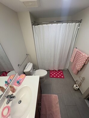 Towels, soap, toilet paper - 2bed2bath Apartment Located In Downtown Baltimor Area Nice & Cozy (Baltimore)