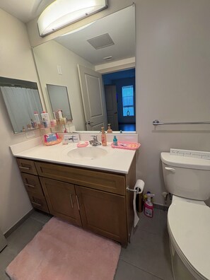 Towels, soap, toilet paper - 2bed2bath Apartment Located In Downtown Baltimor Area Nice & Cozy (Baltimore)