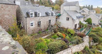4 Bed Main Door House w/ Beautiful River Views