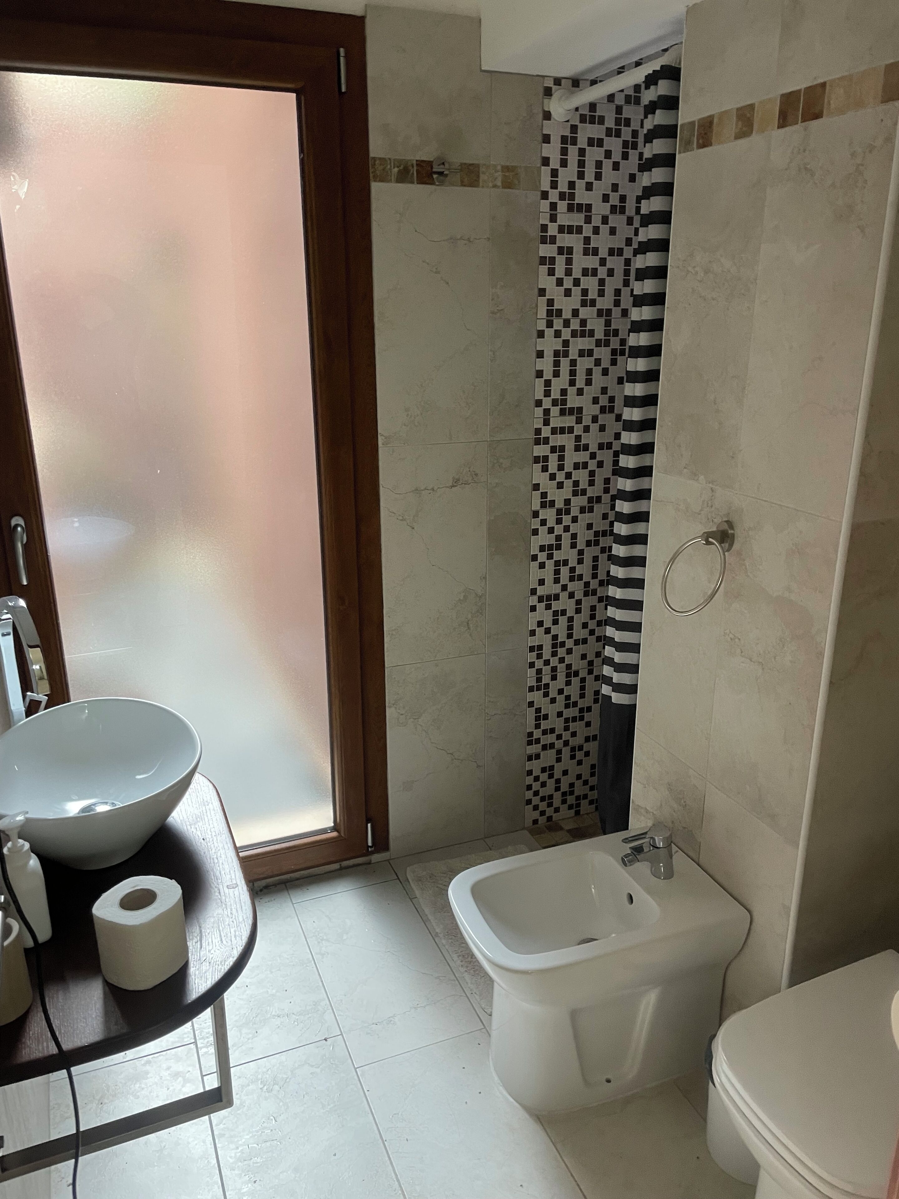 Een douche, een haardroger, een bidet, handdoeken