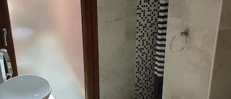 Een douche, een haardroger, een bidet, handdoeken