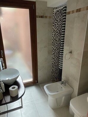 A bathroom with a toilet, bidet, and sink. - Beautiful studio apartment with all the comforts just a stone's throw from the sea (Torre Delle Stelle (Maracalagonis))