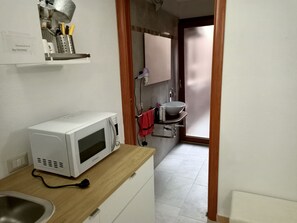 Shower, hair dryer, bidet, towels - Beautiful studio apartment with all the comforts just a stone's throw from the sea (Torre Delle Stelle (Maracalagonis))