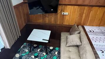 Deluxe villa, uitzicht op bergen | Woonruimte | Een 20-inch lcd-televisie met kabelzenders