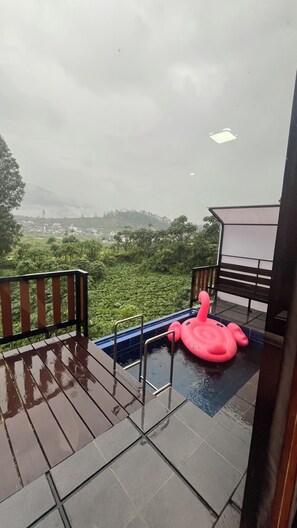 Outdoor pool - Padangsari Cabin House (Dieng Kulon)