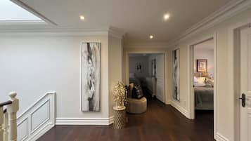 5 bedrooms, iron/ironing board, free WiFi, bed sheets