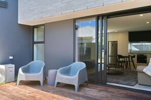 Terrace/patio - Innes Rd Parkside - Modern 3-Bedroom Townhouse - St Albans | Queen Beds | Garage | Outdoor Living (Christchurch)