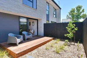 Terrace/patio - Innes Rd Parkside - Modern 3-Bedroom Townhouse - St Albans | Queen Beds | Garage | Outdoor Living (Christchurch)