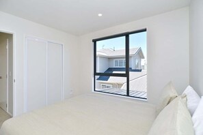 3 habitaciones, tabla de planchar con plancha y ropa de cama 