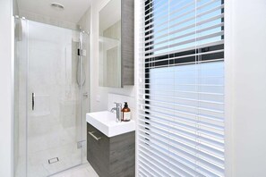 Towels, soap, shampoo, toilet paper - Innes Rd Parkside - Modern 3-Bedroom Townhouse - St Albans | Queen Beds | Garage | Outdoor Living (Christchurch)