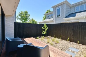 Terrace/patio - Innes Rd Parkside - Modern 3-Bedroom Townhouse - St Albans | Queen Beds | Garage | Outdoor Living (Christchurch)