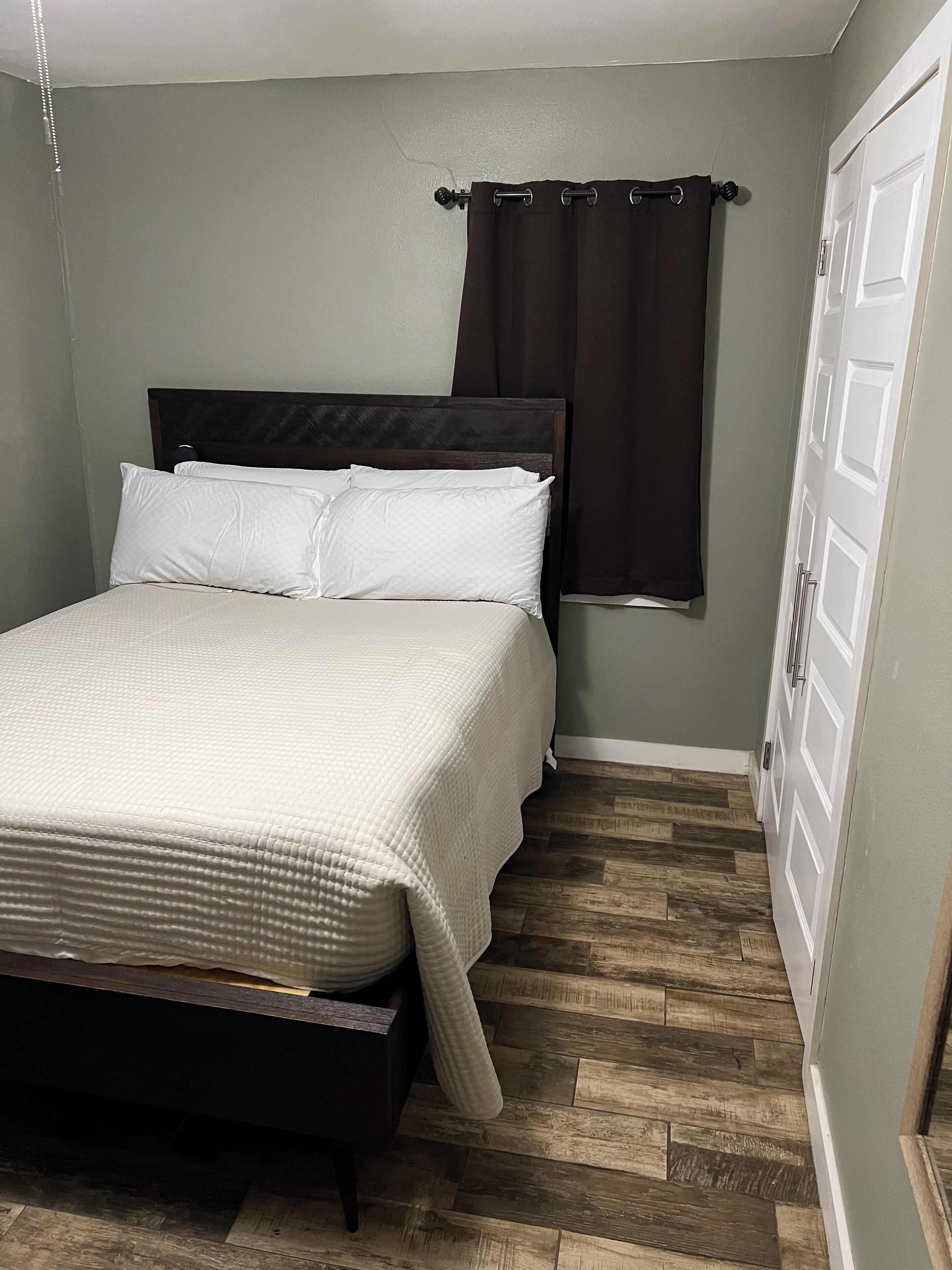 3 slaapkamers, een strijkplank/strijkijzer, wifi, beddengoed