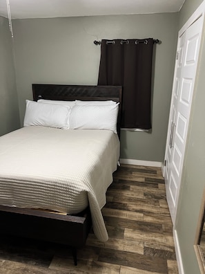 3 slaapkamers, een strijkplank/strijkijzer, wifi, beddengoed