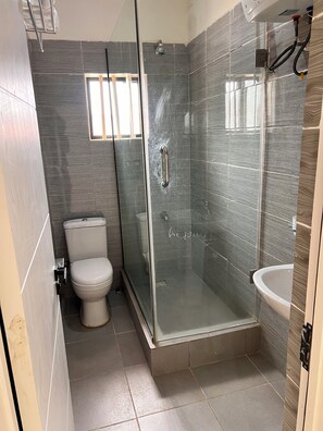 Shower, towels, soap, toilet paper - Luxury 3-bedroom apartment with24/7 electricity and WiFi in Apo/Nepa Junction (Garki)