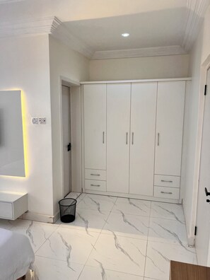 Interior - Luxury 3-bedroom apartment with24/7 electricity and WiFi in Apo/Nepa Junction (Garki)
