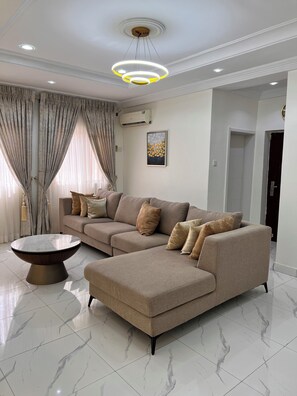 TV - Luxury 3-bedroom apartment with24/7 electricity and WiFi in Apo/Nepa Junction (Garki)