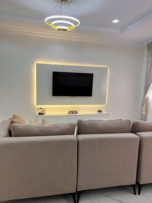 TV - Luxury 3-bedroom apartment with24/7 electricity and WiFi in Apo/Nepa Junction (Garki)