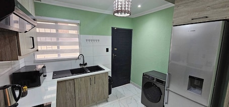 House, 3 Bedrooms, Smoking | Private kitchen