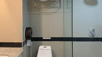 Chambre Double Deluxe | Salle de bain | Douche, douche à « effet pluie », articles de toilette gratuits