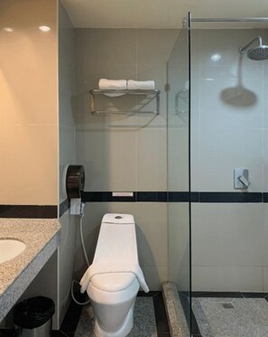 Habitación doble Deluxe | Baño | Regadera, regadera tipo lluvia, amenidades de baño gratuitas, toallas 