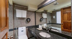 Deluxe driepersoonskamer | Badkamer | Een douche, een regendouche, gratis toiletartikelen, handdoeken
