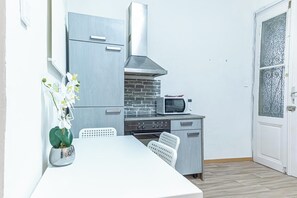 Basic-Apartment | Eigene Küche | Kühlschrank, Mikrowelle, Ofen, Herdplatte