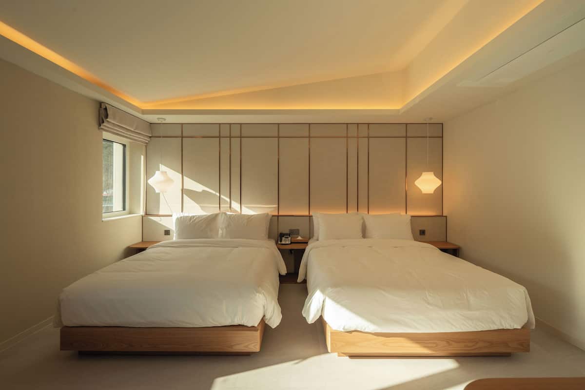 Signature Suite | Desk, free WiFi