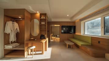 Signature Suite | Desk, free WiFi