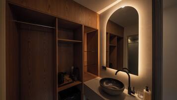 Premier Suite | Bathroom | Hair dryer, towels, soap, shampoo