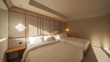 Signature Suite | Desk, free WiFi