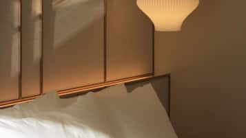 Signature Suite | Desk, free WiFi