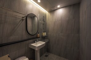 Chambre Deluxe avec lits jumeaux | Salle de bain | Séchoir à cheveux, serviettes fournies, savon, shampooing