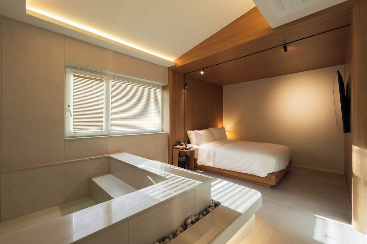 Premier Suite | Desk, free WiFi