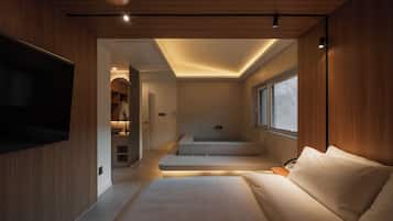 Premier Suite | Desk, free WiFi